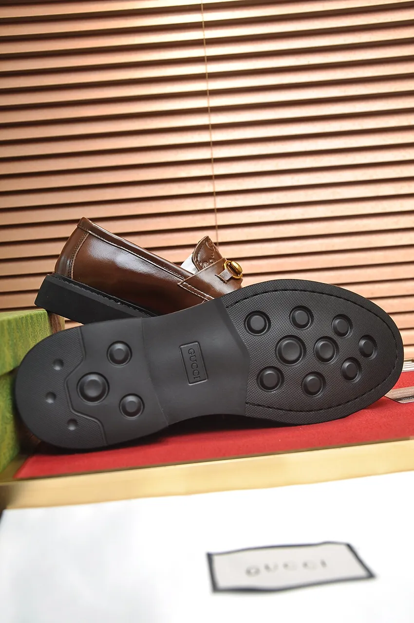 Men's shoes💰540💶Italy's top luxury men's shoe giant (GUCCI) (Gucci) (full cowhide lining) new arrival🍃Original European style🔰 Pleasant to the eye😍In order to make the shoes more durable and non-deformable🌀The production continues to follow traditional methods but there is still no lack of innovation💪Choose original sheepskin for the leather♻️ Smooth and natural And extra bright ⭐Made of imported cowhide, the first choice of rich people 38-45 (45 customized)